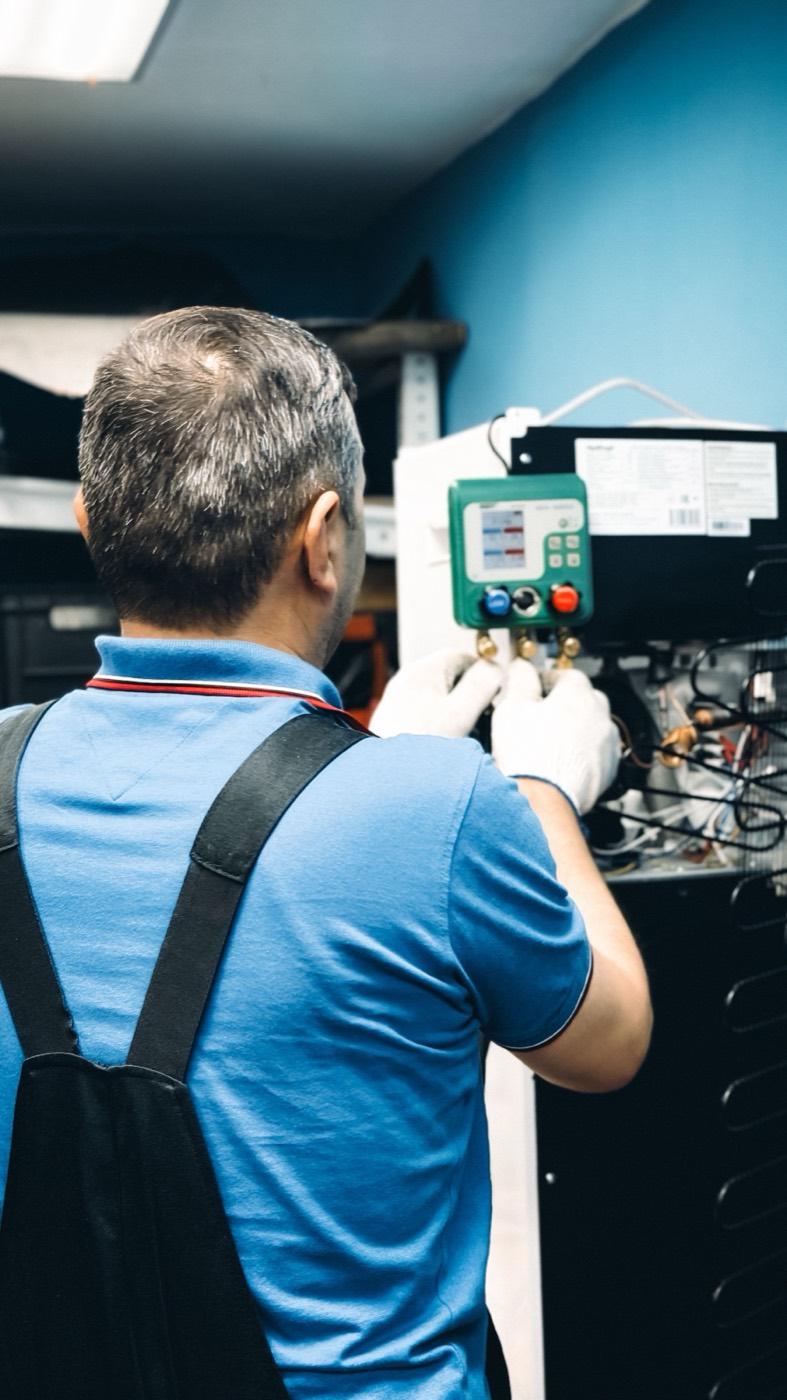 Monteur controleert een koelsysteem met een digitale meetset