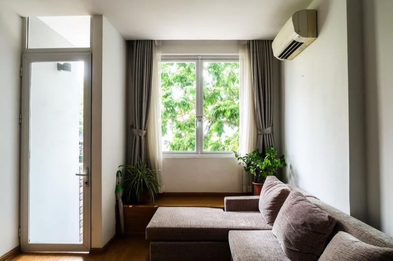 Lichte woonkamer met een airco-binnenunit aan de wand